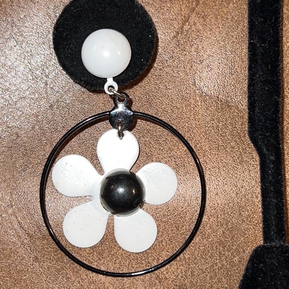 Black and White Metal Mod Retro Daisy Dangle Post & Clutch Earrings - Picture 8 of 13